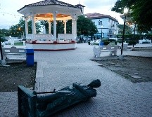 Fotografía de una estatua de Simón Bolívar en el parque 8 de Diciembre que fue afectada por el terremoto de magnitud 7.7 que sacudió este viernes el sureste de Panamá. EFE/B. Velasco