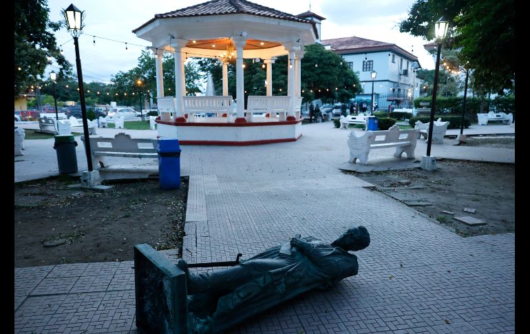 Fotografía de una estatua de Simón Bolívar en el parque 8 de Diciembre que fue afectada por el terremoto de magnitud 7.7 que sacudió este viernes el sureste de Panamá. EFE/B. Velasco
