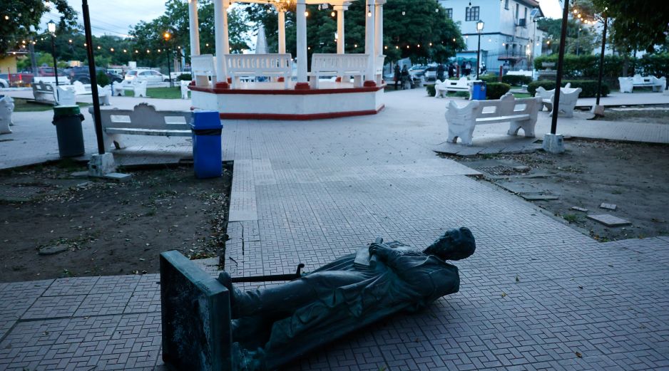 Fotografía de una estatua de Simón Bolívar en el parque 8 de Diciembre que fue afectada por el terremoto de magnitud 7.7 que sacudió este viernes el sureste de Panamá. EFE/B. Velasco