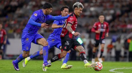 El duelo también tendrá un capítulo especial en los banquillos. Hernán Crespo y Gabriel Milito comparten nacionalidad y una trayectoria vinculada al futbol argentino. IMAGO7