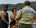 Elementos de la UEPCB hablaron con los vacacionistas sobre los riesgos de "Simón" en las regiones costeras de Jalisco. ESPECIAL/UEPCB