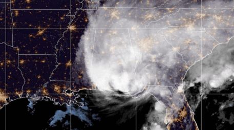 La llegada del ciclón a las costas de Estados Unidos llegó en medio de un fuerte operativo de seguridad. EFE/NOAA-NHC