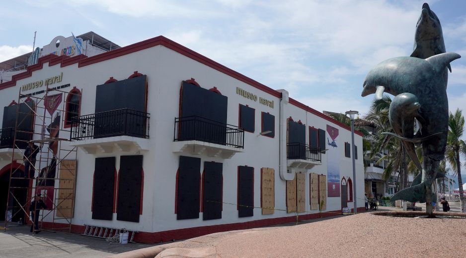 Museo Naval de Puerto Vallarta, con puertas y ventanas tapiadas como medida preventiva contra el huracán Simón. EFE/A. Montero