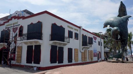 Museo Naval de Puerto Vallarta, con puertas y ventanas tapiadas como medida preventiva contra el huracán Simón. EFE/A. Montero