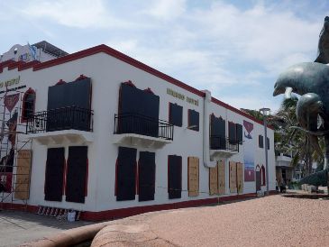 Museo Naval de Puerto Vallarta, con puertas y ventanas tapiadas como medida preventiva contra el huracán Simón. EFE/A. Montero