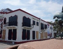 Museo Naval de Puerto Vallarta, con puertas y ventanas tapiadas como medida preventiva contra el huracán Simón. EFE/A. Montero