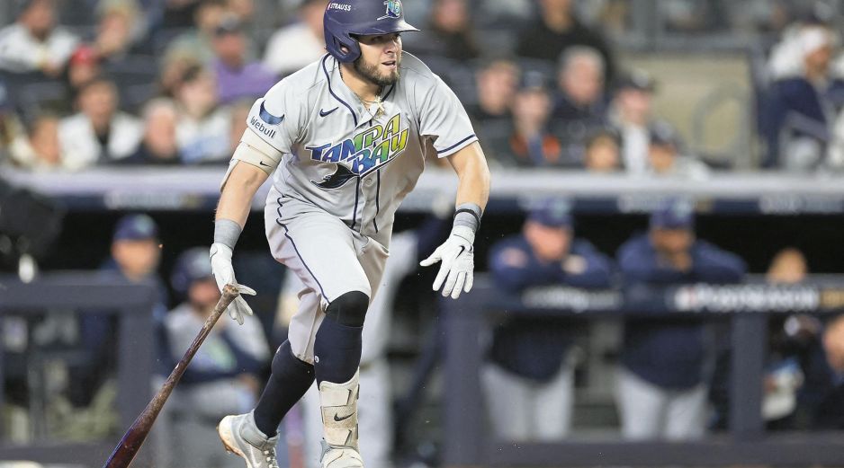 Jonathan Aranda  destacó en los tres encuentros de la Serie Divisional ante los Yankees y contribuyó al avance de Tampa Bay. AFP