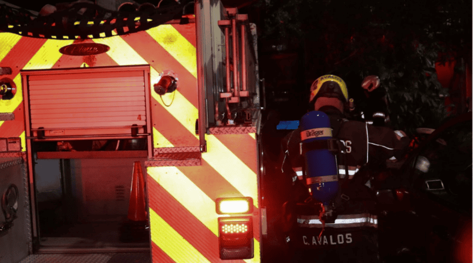 El hombre recibió atención por parte de los servicios médicos, ya que presentó quemaduras en las manos, por lo que fue trasladado al Hospitalito para recibir atención médica. ESPECIAL/Bomberos de Zapopan