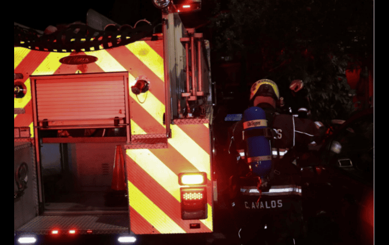 El hombre recibió atención por parte de los servicios médicos, ya que presentó quemaduras en las manos, por lo que fue trasladado al Hospitalito para recibir atención médica. ESPECIAL/Bomberos de Zapopan