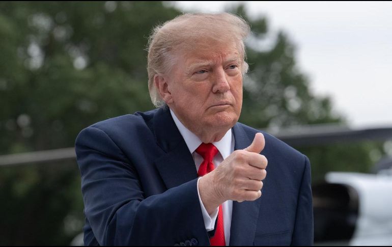 El mandatario estadounidense Donald Trump repasa sus atribuidos logros geopolíticos tras la decisión del comité de Oslo. EFE / A. Schwartz