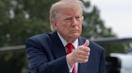El mandatario estadounidense Donald Trump repasa sus atribuidos logros geopolíticos tras la decisión del comité de Oslo. EFE / A. Schwartz