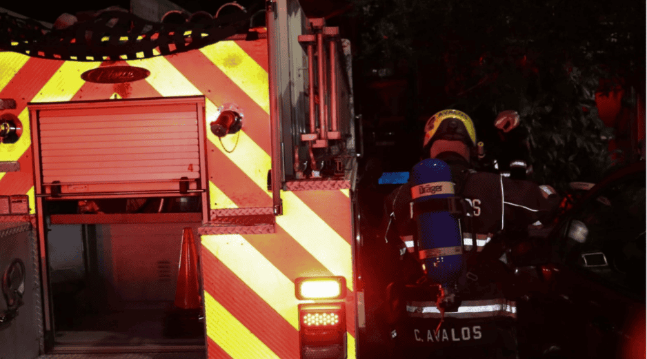 El hombre recibió atención por parte de los servicios médicos, ya que presentó quemaduras en las manos, por lo que fue trasladado al Hospitalito para recibir atención médica. ESPECIAL/Bomberos de Zapopan