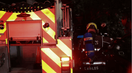 El hombre recibió atención por parte de los servicios médicos, ya que presentó quemaduras en las manos, por lo que fue trasladado al Hospitalito para recibir atención médica. ESPECIAL/Bomberos de Zapopan