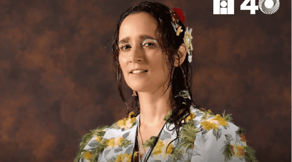 La obra recorre sus recuerdos familiares, la relación con sus padres y hermanos, sus primeras aproximaciones a la música, sus lecturas, amistades y primeros amores, así como el origen de sus canciones. ESPECIAL/Instagram @filguadalajara