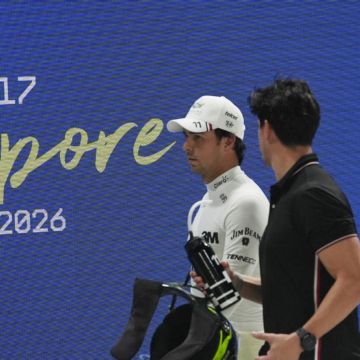 Checo Pérez analiza el comportamiento de su monoplaza en el circuito nocturno de Marina Bay, donde las deficiencias a baja velocidad volvieron a pasarle factura en la sesión de calificación. EFE / NG Han Guan