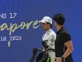 Checo Pérez analiza el comportamiento de su monoplaza en el circuito nocturno de Marina Bay, donde las deficiencias a baja velocidad volvieron a pasarle factura en la sesión de calificación. EFE / NG Han Guan