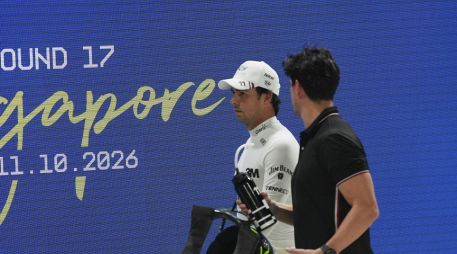 Checo Pérez analiza el comportamiento de su monoplaza en el circuito nocturno de Marina Bay, donde las deficiencias a baja velocidad volvieron a pasarle factura en la sesión de calificación. EFE / NG Han Guan