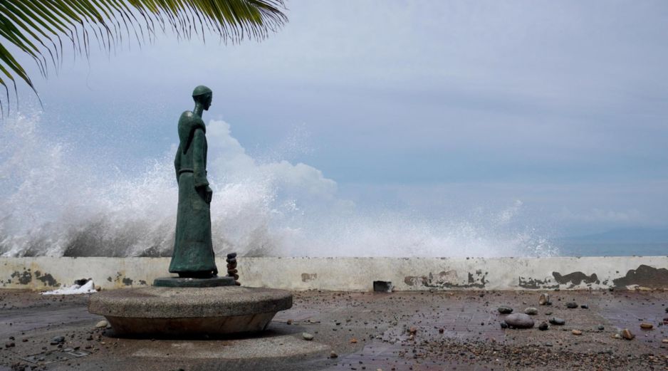 Se prevé que el huracán toque tierra durante las primeras horas del domingo 11 de octubre, entre los municipios de La Huerta y Tomatlán, en la costa sur de Jalisco. EFE / A. Montero