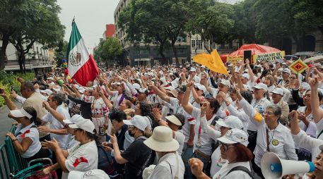 Los manifestantes exigen la destitución de Rafael Olivos Hernández, aumento salarial y mejores condiciones laborales. AFP/X. Duarte