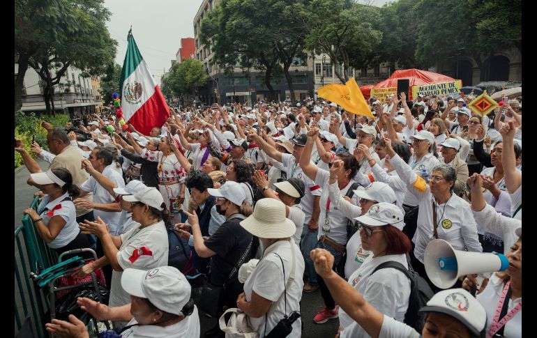 Los manifestantes exigen la destitución de Rafael Olivos Hernández, aumento salarial y mejores condiciones laborales. AFP/X. Duarte