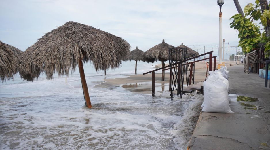 Fotografía que muestra el oleaje en una playa este sábado de Puerto Vallarta, en Jalisco, horas antes de la llegada de 