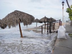 Fotografía que muestra el oleaje en una playa este sábado de Puerto Vallarta, en Jalisco, horas antes de la llegada de 