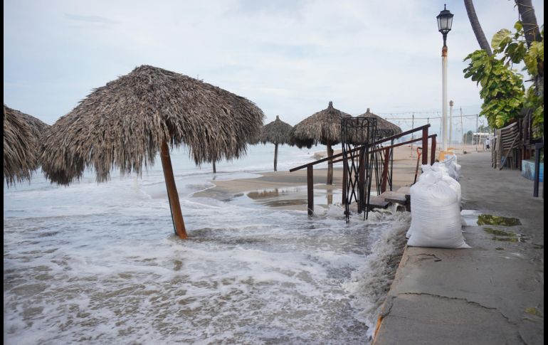 Fotografía que muestra el oleaje en una playa este sábado de Puerto Vallarta, en Jalisco, horas antes de la llegada de 