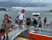 La Secretaría de Marina trasladó a 76 personas de Quimixto y Yelapa a Puerto Vallarta ante la proximidad del huracán Simón. SUN.