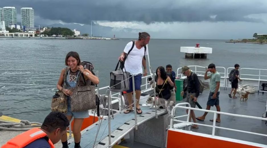La Secretaría de Marina trasladó a 76 personas de Quimixto y Yelapa a Puerto Vallarta ante la proximidad del huracán Simón. SUN.