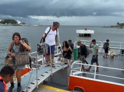 La Secretaría de Marina trasladó a 76 personas de Quimixto y Yelapa a Puerto Vallarta ante la proximidad del huracán Simón. SUN.