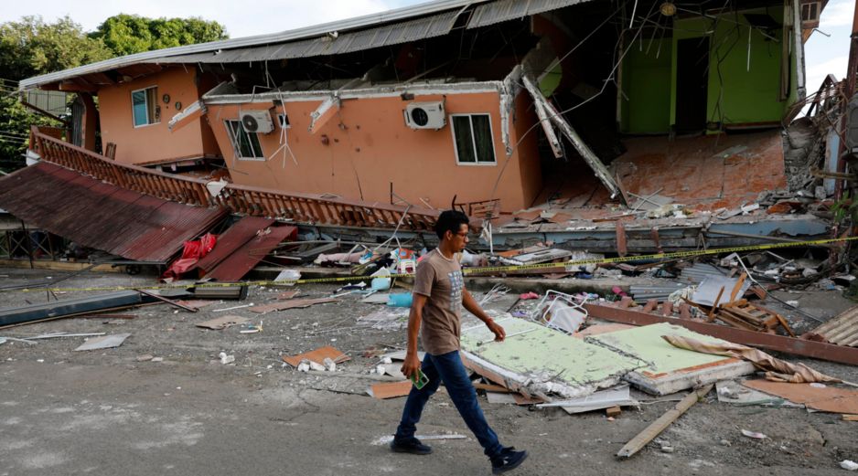 Un hombre camina cerca de una vivienda afectada el terremoto este sábado, en Tonosí, Panamá. EFE/B. Velasco