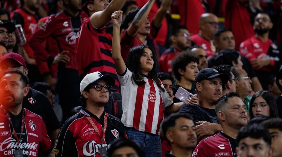 La afición rojinegra confía en el buen momento del Atlas, mientras que los seguidores de Chivas mantienen la esperanza de llevarse el Clásico Tapatío. IMAGO7.