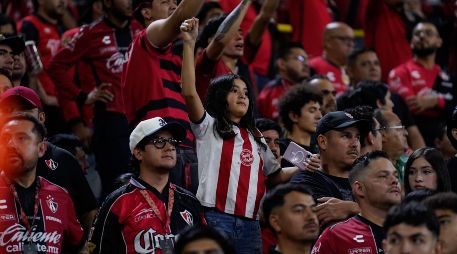 La afición rojinegra confía en el buen momento del Atlas, mientras que los seguidores de Chivas mantienen la esperanza de llevarse el Clásico Tapatío. IMAGO7.