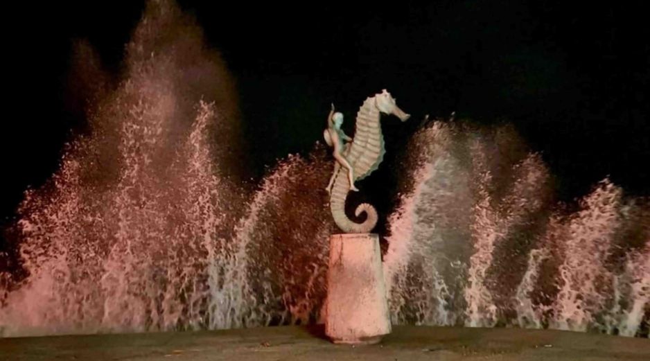 En la costa de Jalisco el oleaje alcanza hasta 10 metros. SUN/J. Williams