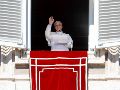 El Papa León XIV dirige el rezo del Ángelus desde la ventana de su despacho con vistas a la Plaza de San Pedro. EFE / Fabio Frustaci