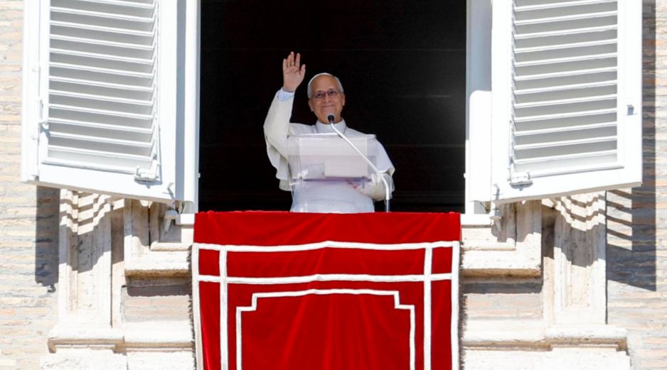 El Papa León XIV dirige el rezo del Ángelus desde la ventana de su despacho con vistas a la Plaza de San Pedro. EFE / Fabio Frustaci