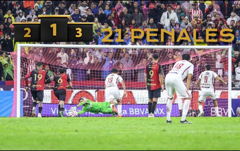 Una vez más, Camilo atajó un penal para el Atlas y ya van 21 desde su llegada al futbol mexicano. EL INFORMADOR / A. Navarro