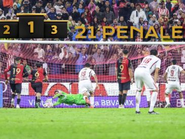 Una vez más, Camilo atajó un penal para el Atlas y ya van 21 desde su llegada al futbol mexicano. EL INFORMADOR / A. Navarro