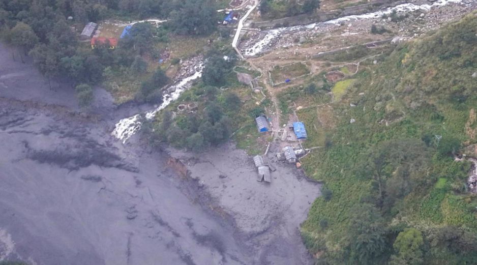 El primer ministro nepalí informó en sus redes sociales de que seis personas fueron rescatadas en helicóptero. EFE / Nepal
