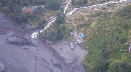 El primer ministro nepalí informó en sus redes sociales de que seis personas fueron rescatadas en helicóptero. EFE / Nepal