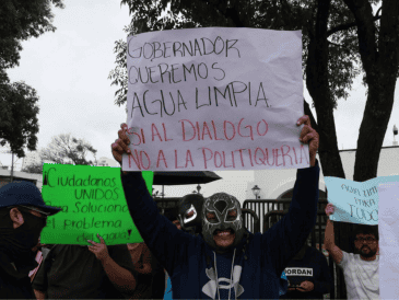 Con pancartas, exigieron frenar las irregularidades en el SIAPA. En tanto, se espera que el organismo anuncie este lunes las colonias donde se aplicarán tandeos como parte de las medidas para atender la problemática. EL INFORMADOR/Son de A. Navarro