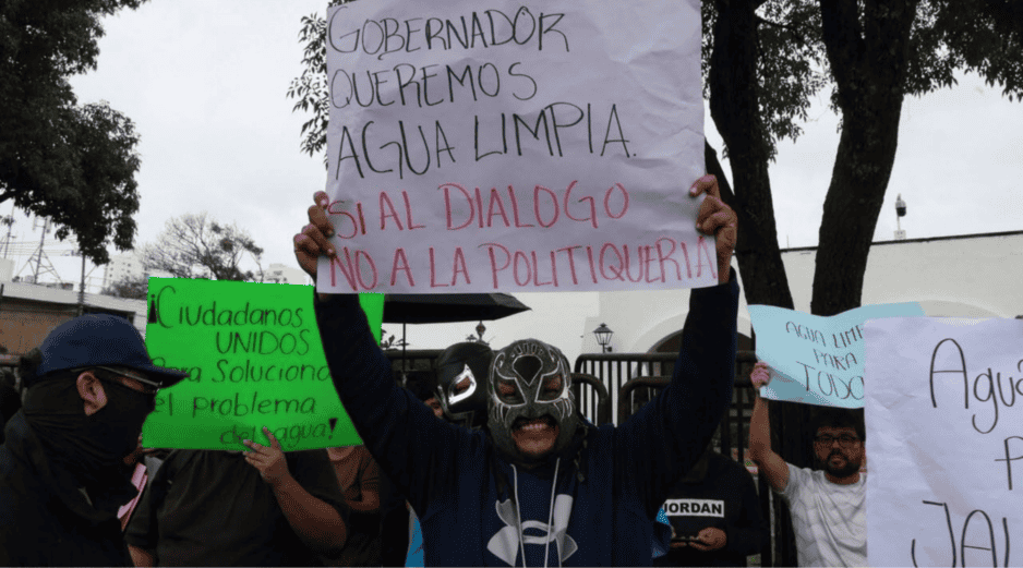 Con pancartas, exigieron frenar las irregularidades en el SIAPA. En tanto, se espera que el organismo anuncie este lunes las colonias donde se aplicarán tandeos como parte de las medidas para atender la problemática. EL INFORMADOR/Son de A. Navarro