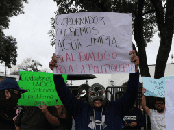 Con pancartas, exigieron frenar las irregularidades en el SIAPA. En tanto, se espera que el organismo anuncie este lunes las colonias donde se aplicarán tandeos como parte de las medidas para atender la problemática. EL INFORMADOR/Son de A. Navarro