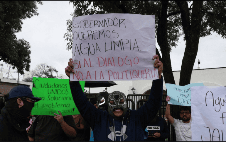 Con pancartas, exigieron frenar las irregularidades en el SIAPA. En tanto, se espera que el organismo anuncie este lunes las colonias donde se aplicarán tandeos como parte de las medidas para atender la problemática. EL INFORMADOR/Son de A. Navarro