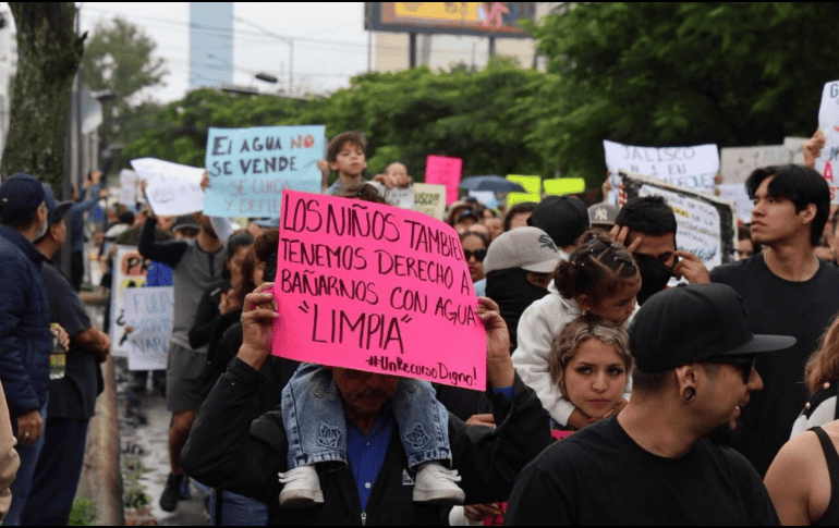 Con pancartas, exigieron frenar las irregularidades en el SIAPA. En tanto, se espera que el organismo anuncie este lunes las colonias donde se aplicarán tandeos como parte de las medidas para atender la problemática. EL INFORMADOR/Son de A. Navarro