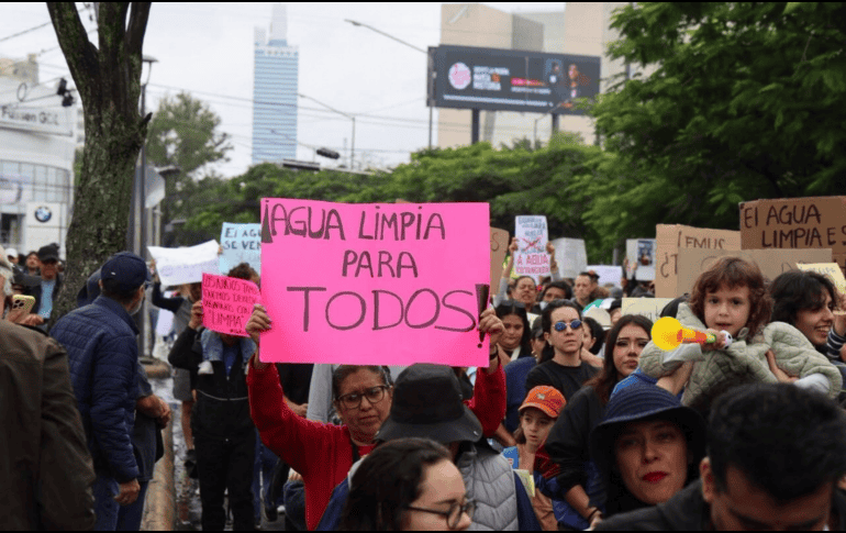 Con pancartas, exigieron frenar las irregularidades en el SIAPA. En tanto, se espera que el organismo anuncie este lunes las colonias donde se aplicarán tandeos como parte de las medidas para atender la problemática. EL INFORMADOR/Son de A. Navarro