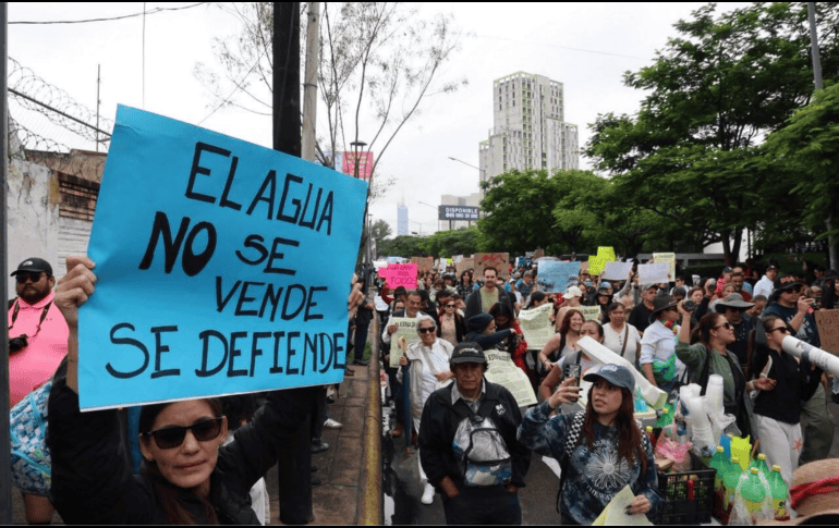 Con pancartas, exigieron frenar las irregularidades en el SIAPA. En tanto, se espera que el organismo anuncie este lunes las colonias donde se aplicarán tandeos como parte de las medidas para atender la problemática. EL INFORMADOR/Son de A. Navarro