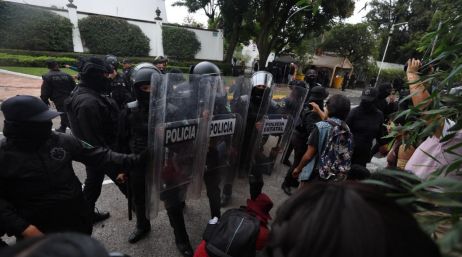 Se reportan enfrentamientos entre manifestantes y policías durante la manifestación por el agua limpia en Casa Jalisco. EL INFORMADOR / A. Navarro