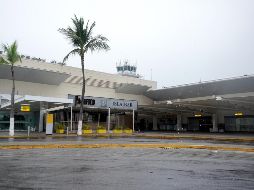 El cierre de la terminal aérea se prolongará debido al lento desplazamiento del huracán “Simón”. EFE/A. Montero.