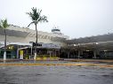 El cierre de la terminal aérea se prolongará debido al lento desplazamiento del huracán “Simón”. EFE/A. Montero.